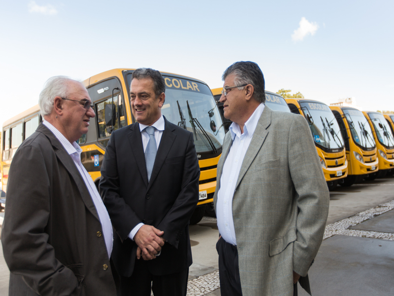 Deputado participa da entrega de ônibus escolares para Castro e Arapoti
