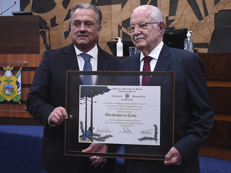 Ex-prefeito de Ponta Grossa, Otto Santos da Cunha, recebe Título de Cidadão Benemérito do Paraná